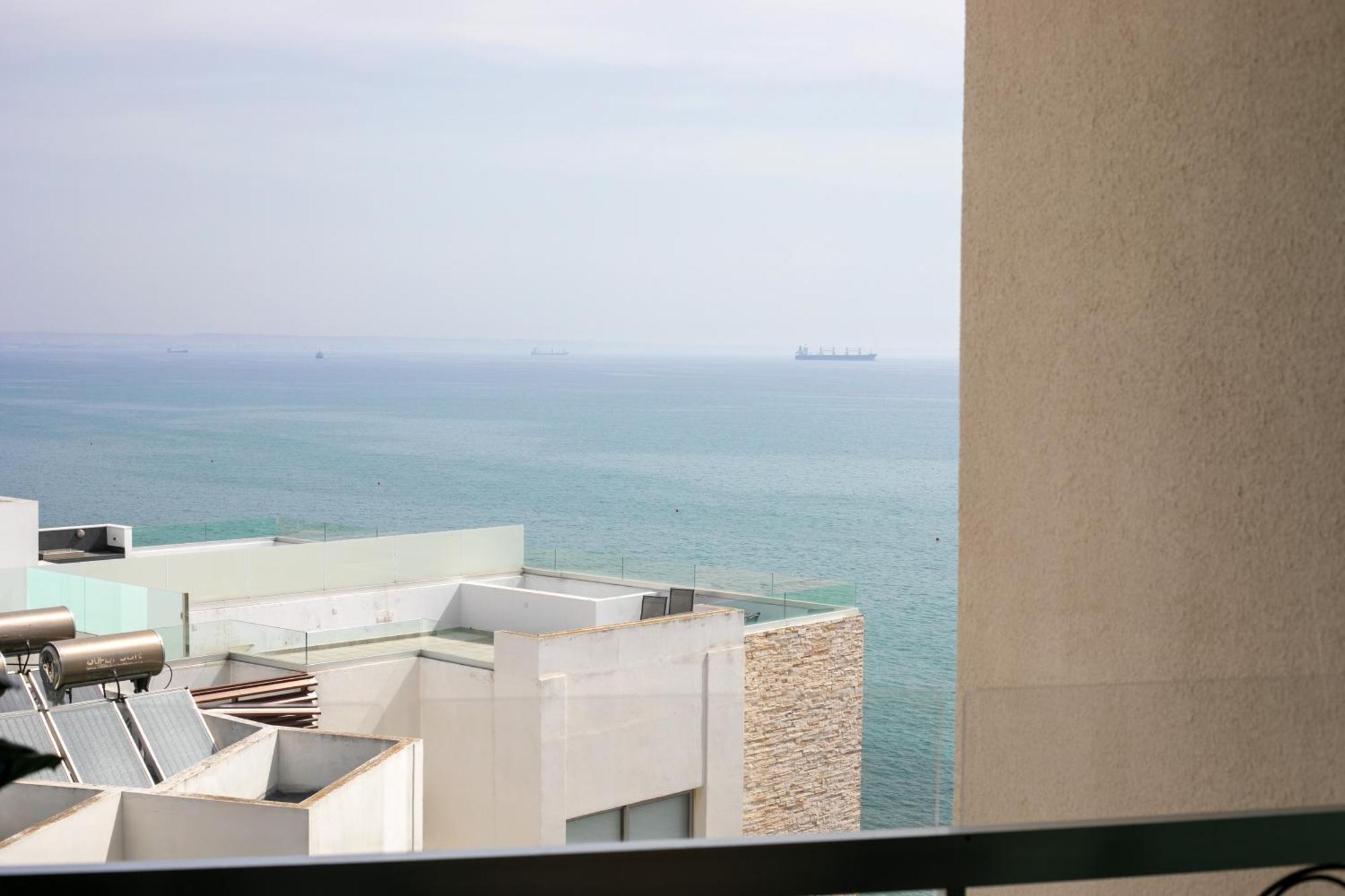 Palmove Luxurious Beachfront Apt 拉纳卡 外观 照片