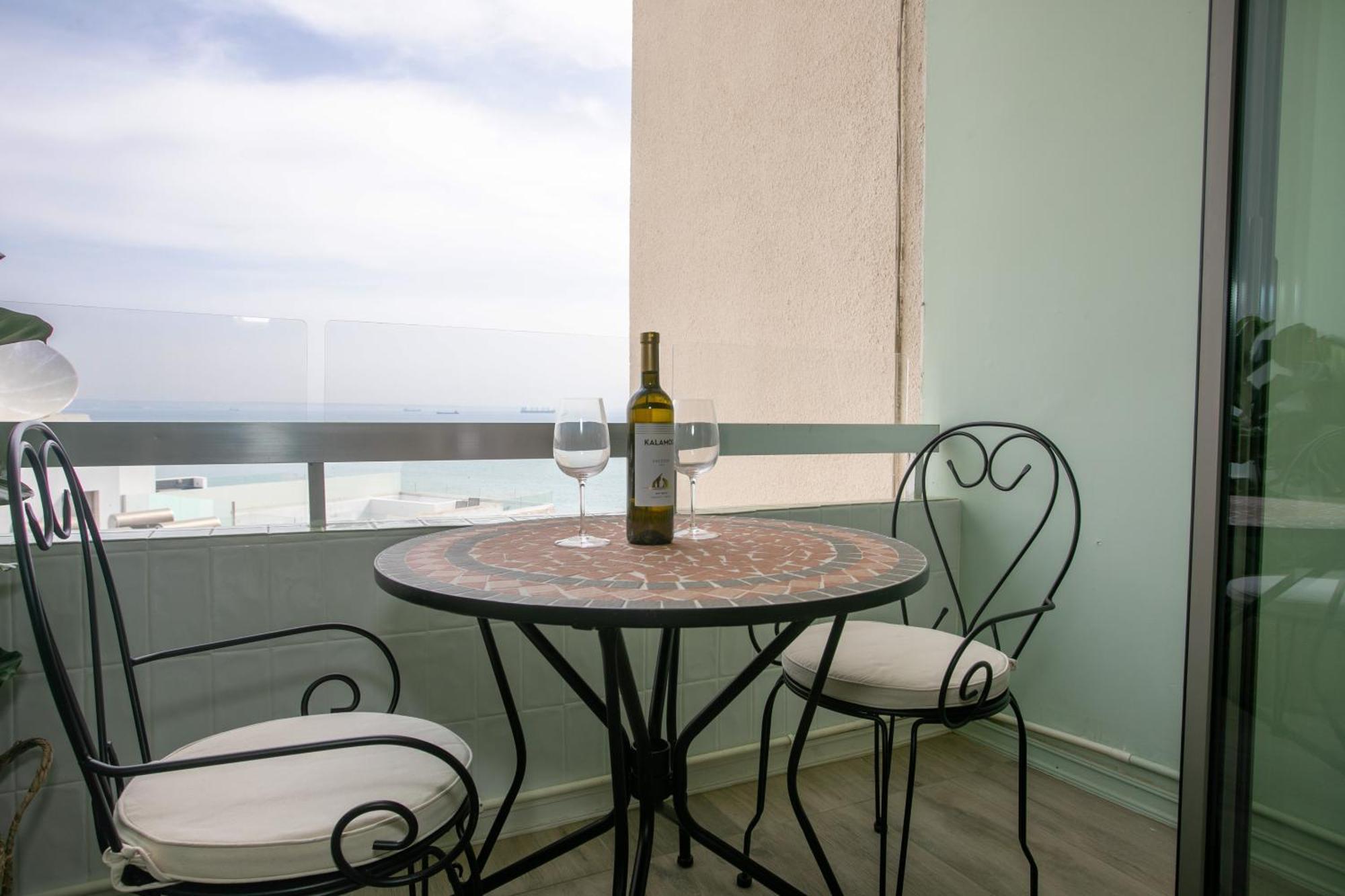 Palmove Luxurious Beachfront Apt 拉纳卡 外观 照片