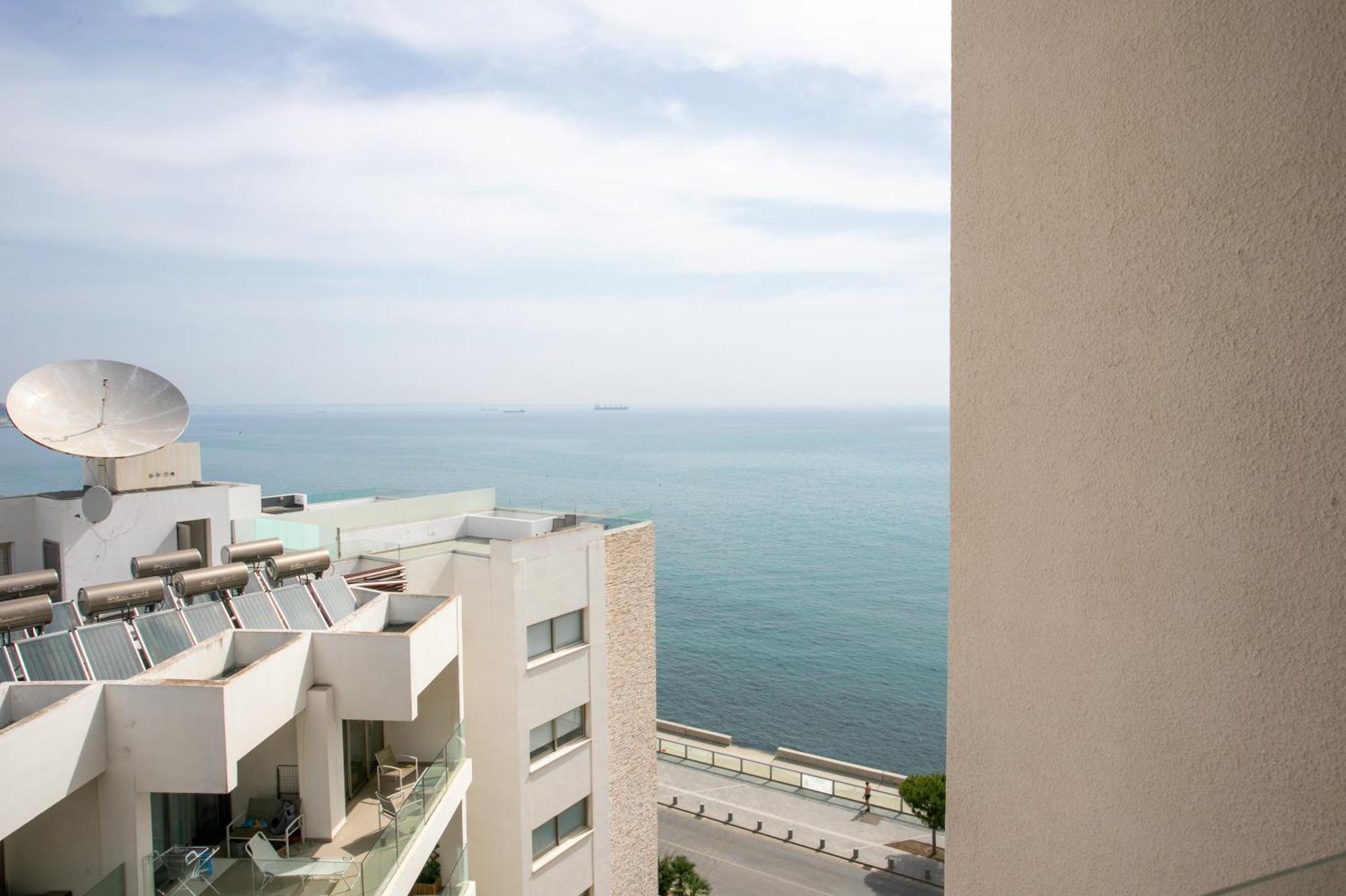 Palmove Luxurious Beachfront Apt 拉纳卡 外观 照片
