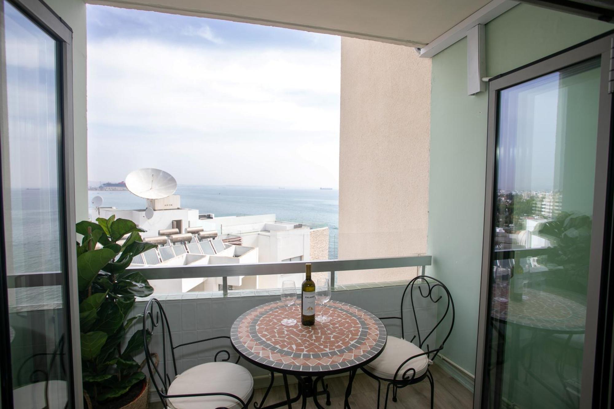 Palmove Luxurious Beachfront Apt 拉纳卡 外观 照片