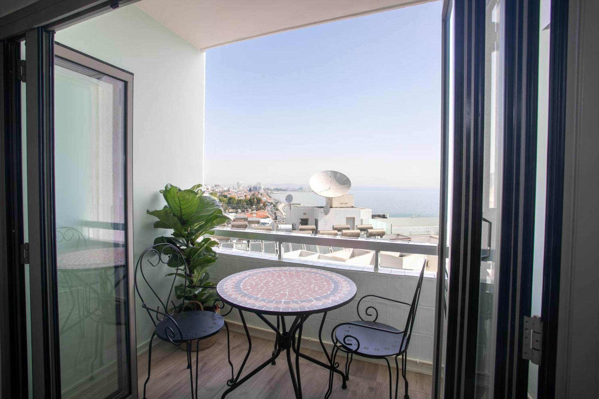 Palmove Luxurious Beachfront Apt 拉纳卡 外观 照片